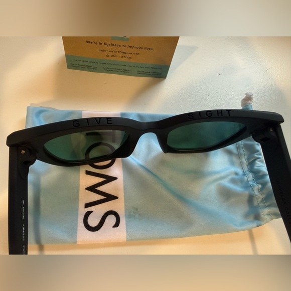 TOMS Dark Gray Cat-Eye Sunglasses NWT OS UV Protection - Picture 8 of 9